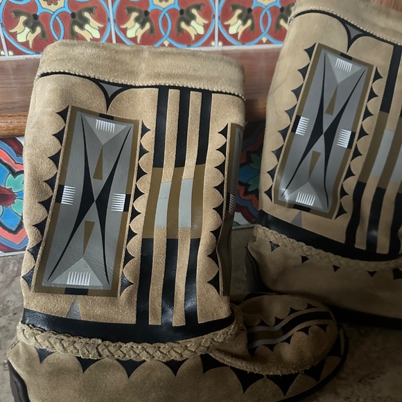 Manitobah Mukluks x Jamie Okuma 2021 Artist Series Tamarack Tan Limited Edition - Picture 5 of 11